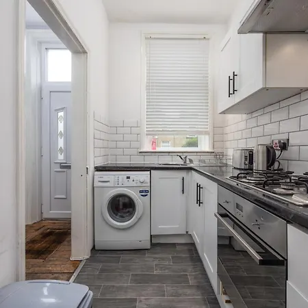 Cosy Ideal For Long & Contractors